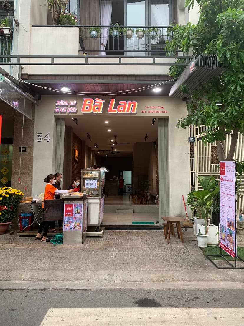 Banh Mi Ba Lan — historic banh mi stall