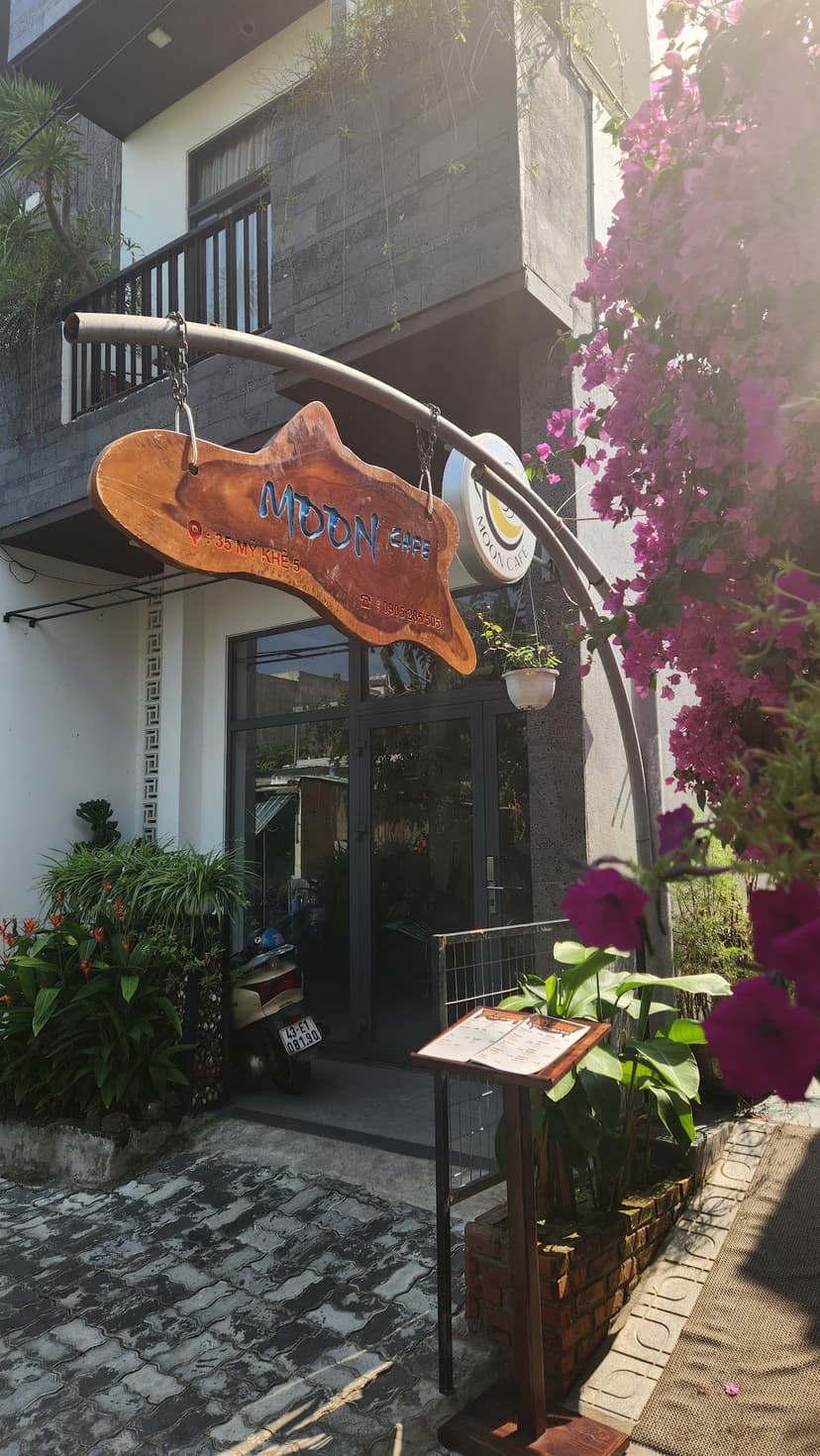 Moon Cafe